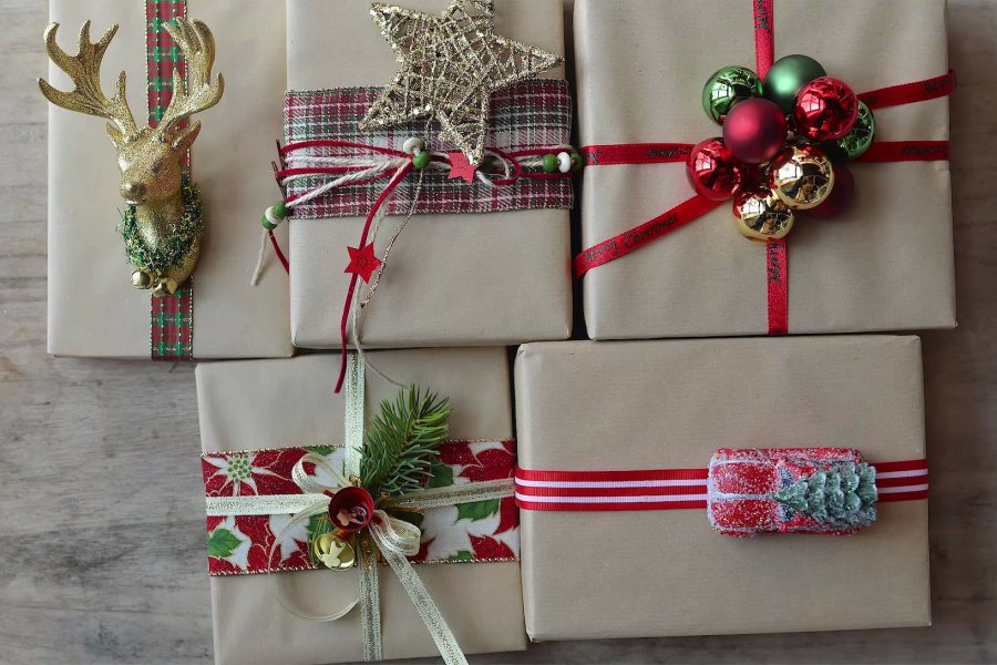 Pacchetti regalo natalizi sostenibili, originali, personalizzati e