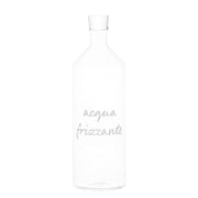 Bottiglia con tappo in vetro borosilicato con scritta bianca "acqua frizzante".