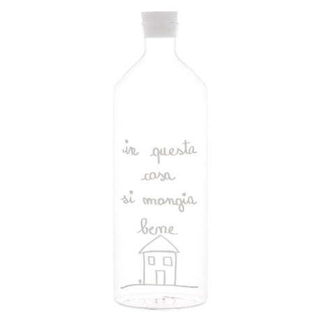 Bottiglia con tappo in vetro borosilicato con scritta bianca "in questa casa si mangia bene" e disegno di una casetta.