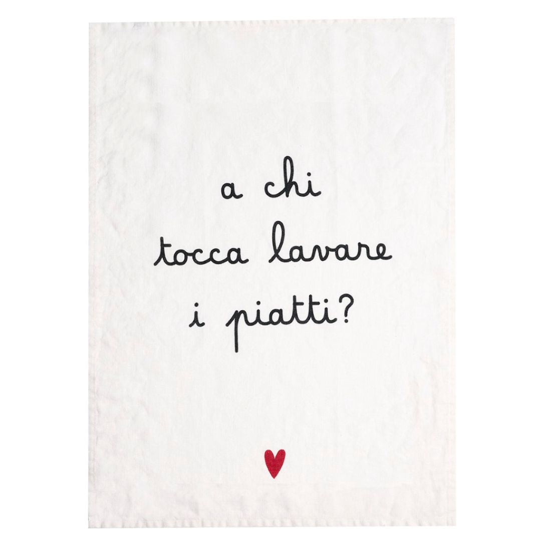 Canovaccio in lino bianco con scritta "a chi tocca lavare i piatti?" e cuoricino rosso.