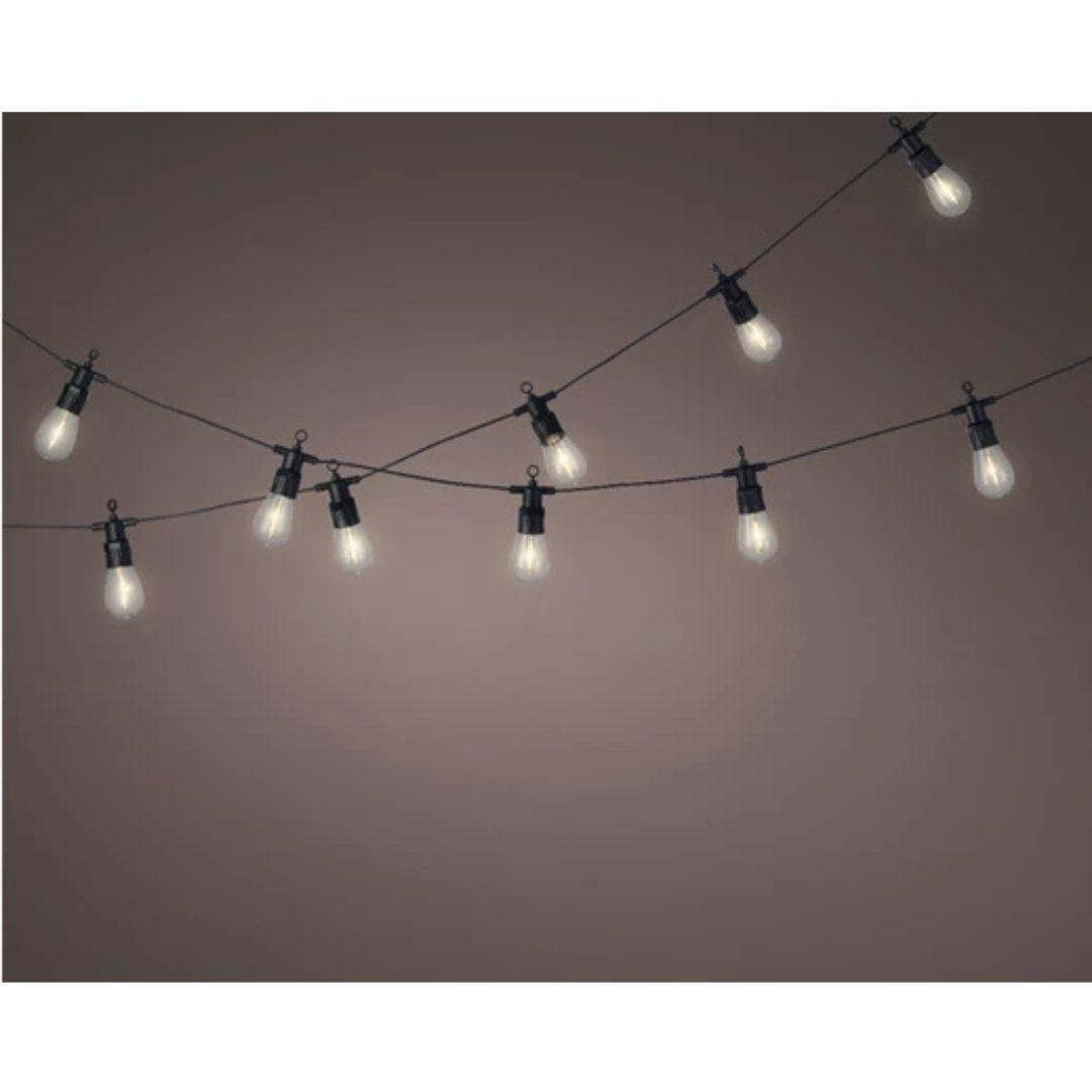 Catena di lampadine LED da 4,5 metri accesa su sfondo neutro, disposta ad arco