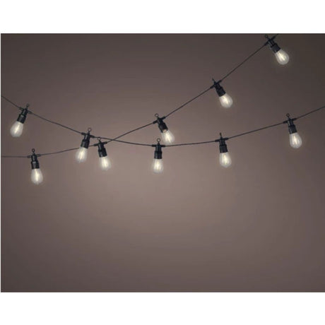 Catena di lampadine LED da 4,5 metri accesa su sfondo neutro, disposta ad arco