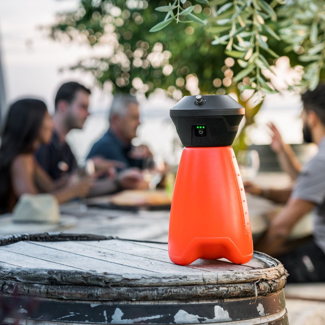 Nebulizzatore Geyser da 2 litri su tavolo all’aperto durante una cena con amici, sfondo sfocato