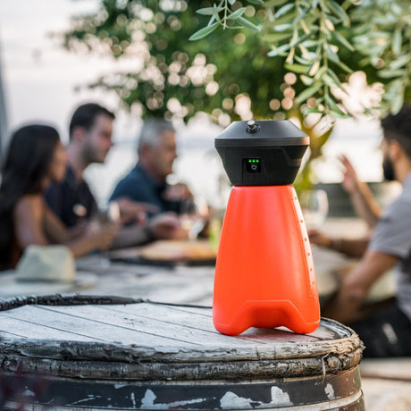 Nebulizzatore Geyser da 2 litri su tavolo all’aperto durante una cena con amici, sfondo sfocato