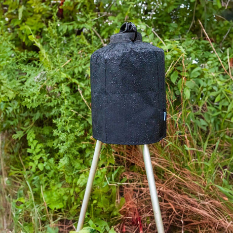 Cappuccio protettivo nero su nebulizzatore Geyser 12L montato su cavalletto, all’esterno in ambiente boschivo