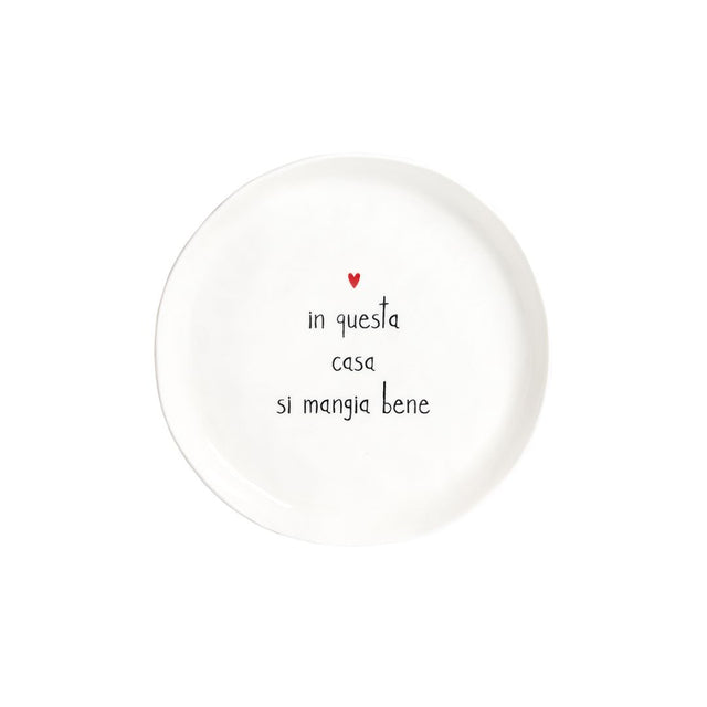 Piatto da dessert con diametro di 21 cm in gres con scritta nera "in questa casa si mangia bene" e cuoricino rosso.