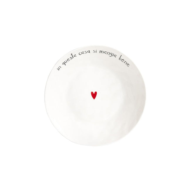 Piatto fondo in grès con scritta nera "in questa casa si mangia bene" e cuoricino rosso al centro.