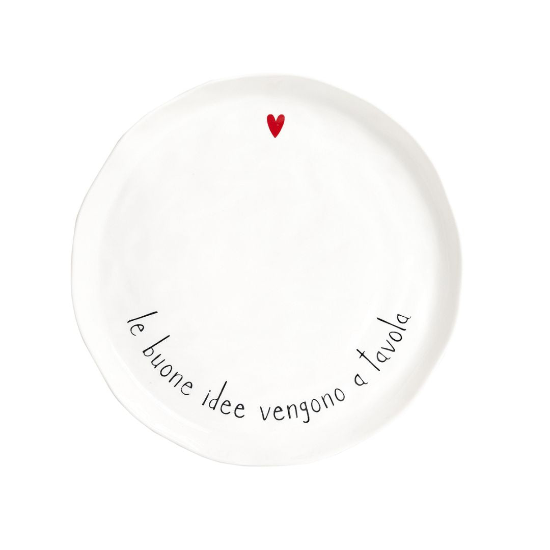 Piatto piano in grès con scritta nera "le buone idee vengono a tavola" e cuoricino rosso.