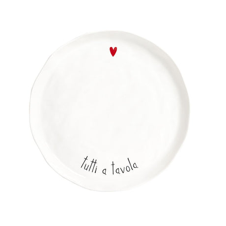 Piatto piano in grès con scritta nera "tutti a tavola" e cuoricino rosso.
