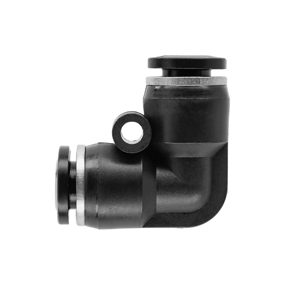 Primo piano del raccordo a gomito da 90° per impianto Geyser, con attacco rapido per tubo da 6 mm