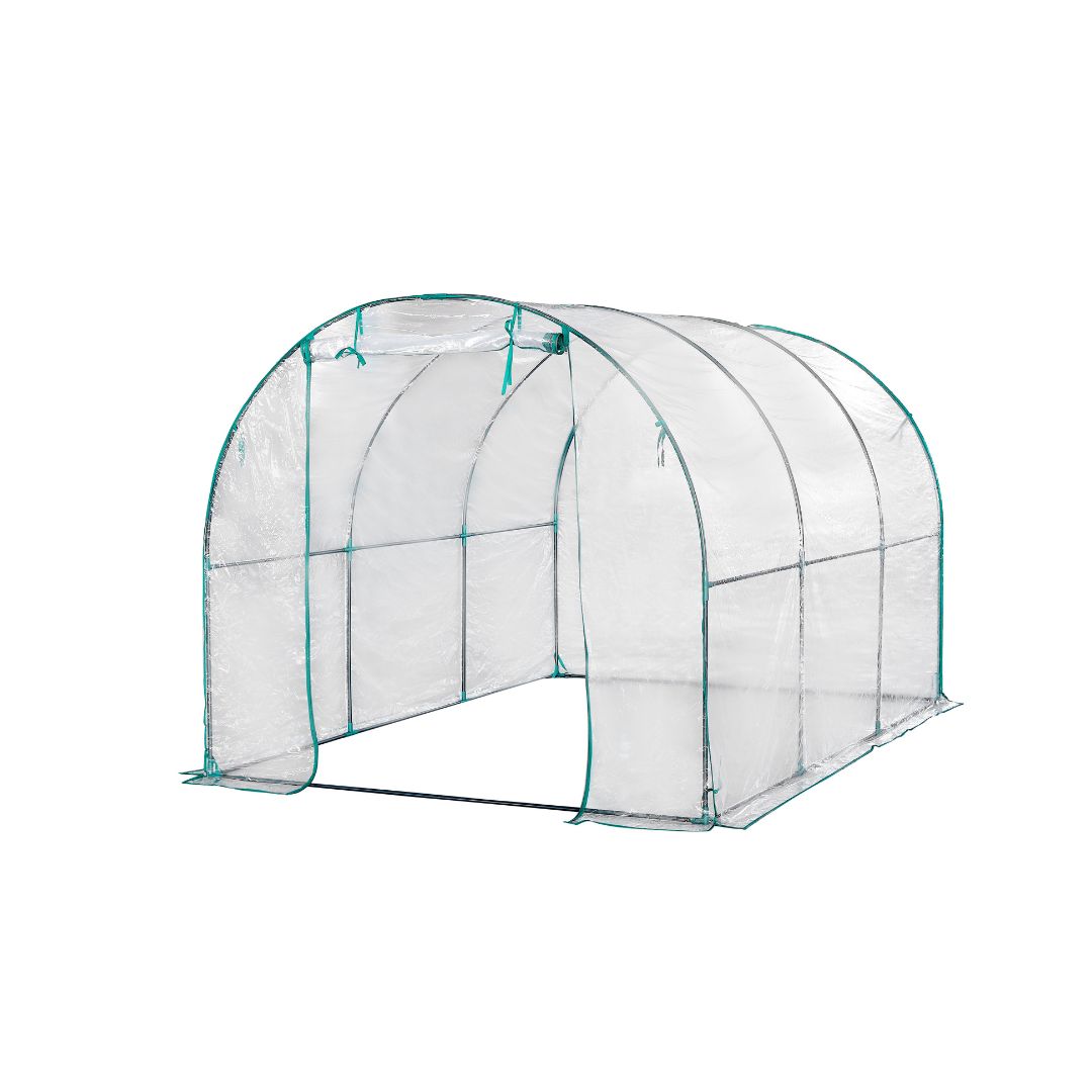 Serra a tunnel con struttura tubolare e telo trasparente. Ampia apertura frontale, ideale per orti e giardini.