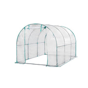 Serra a tunnel con struttura tubolare e telo trasparente. Ampia apertura frontale, ideale per orti e giardini.
