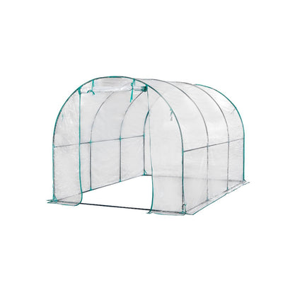 Serra a tunnel con struttura tubolare e telo trasparente. Ampia apertura frontale, ideale per orti e giardini.