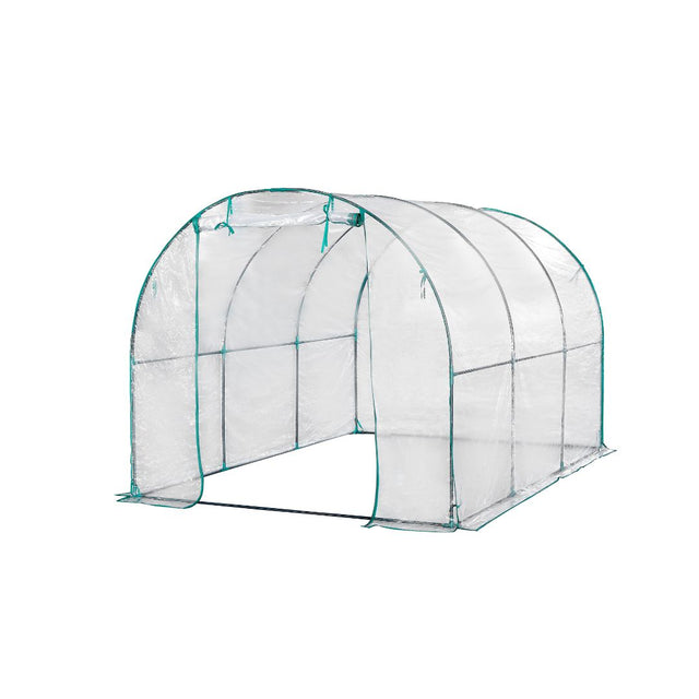 Serra a tunnel con struttura tubolare e telo trasparente. Ampia apertura frontale, ideale per orti e giardini.