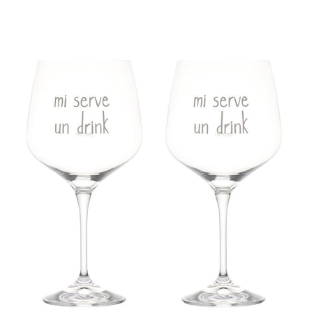 Set di due calici in vetro con scritta bianca serigrafata "mi serve un drink".