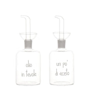 Set di due bottiglie in vetro borosilicato con beccuccio anti-goccia e scritta "olio in tavola" e "un po' di aceto".