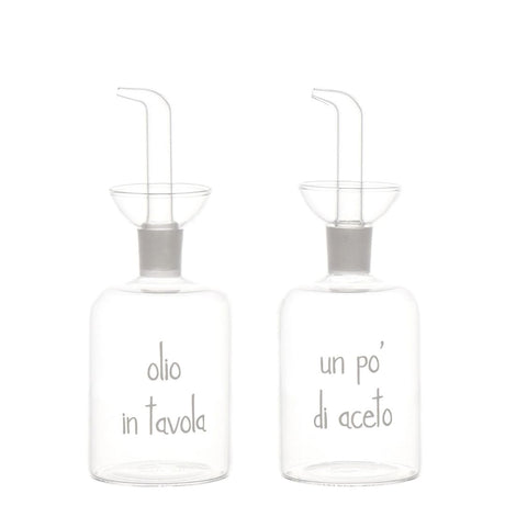 Set di due bottiglie in vetro borosilicato con beccuccio anti-goccia e scritta "olio in tavola" e "un po' di aceto".