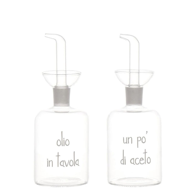 Set di due bottiglie in vetro borosilicato con beccuccio anti-goccia e scritta "olio in tavola" e "un po' di aceto".
