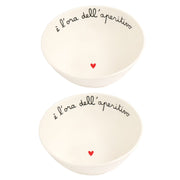 Set di due ciotole in gres con scritta "è l'ora dell'aperitivo" e cuoricino rosso.