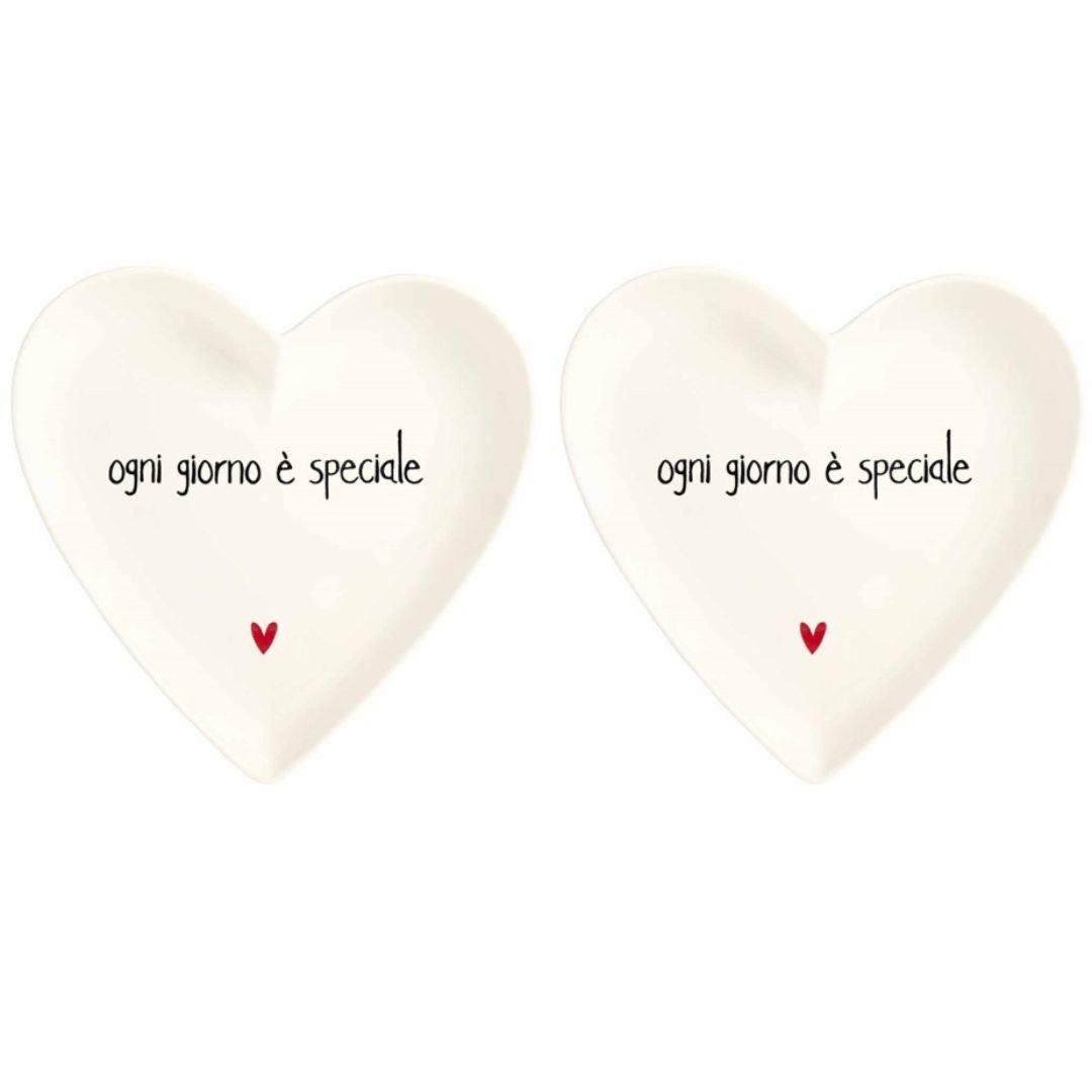 Set di due piattini in grès a forma di cuore con scritta nera "ogni giorno è speciale" e cuoricino rosso.
