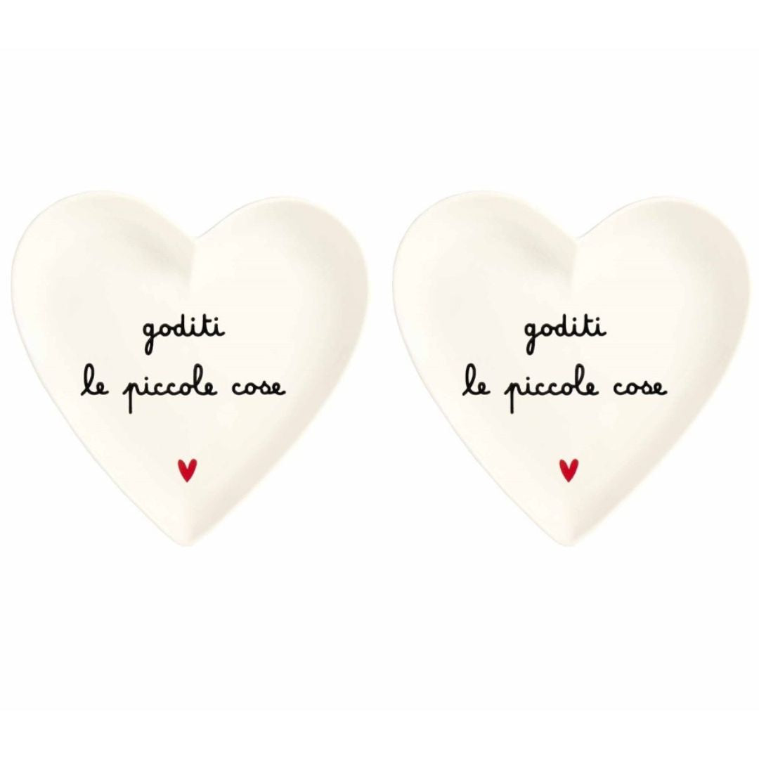 Set di due piattini in grès a forma di cuore con scritta nera "goditi le piccole cose" e cuoricino rosso.