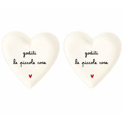 Set di due piattini in grès a forma di cuore con scritta nera "goditi le piccole cose" e cuoricino rosso.