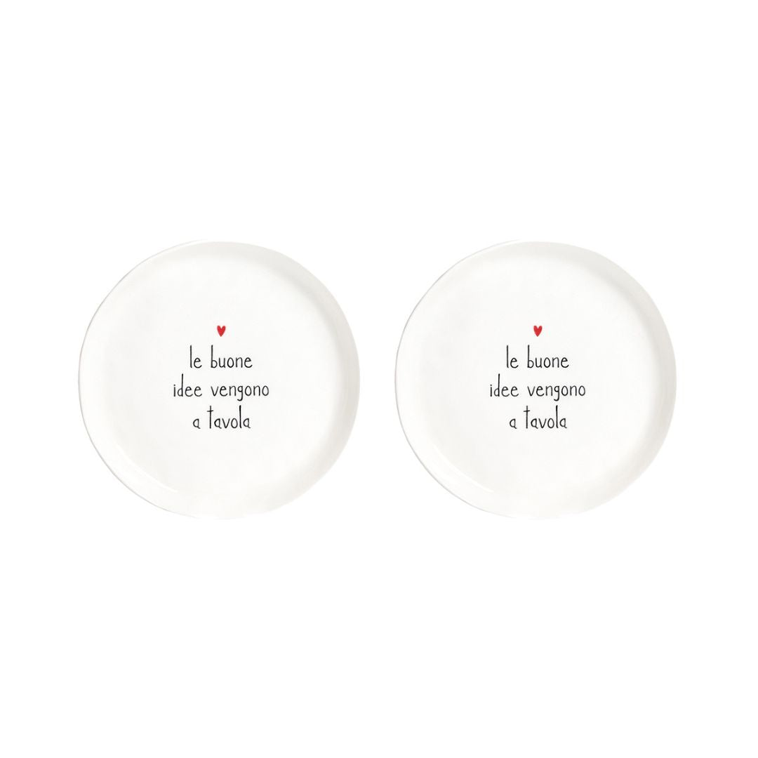 Set di due piatti da dessert con diametro di 21 cm in gres con scritta nera "le buone idee vengono a tavola" e cuoricino rosso.