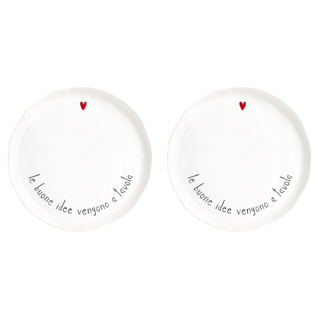 Set di due piatti piani in grès con scritta nera "le buone idee vengono a tavola" e cuoricino rosso.