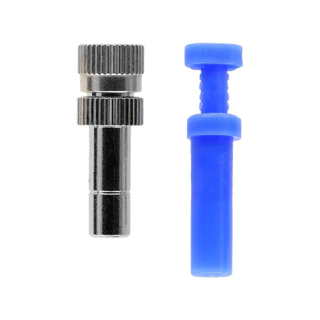 Ugello in metallo e tappo blu in plastica per impianto Geyser, su sfondo bianco e in vista frontale ravvicinata