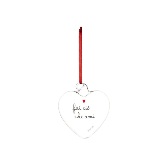 Pallina a forma di cuore in vetro trasparente con cordino rosso e scritta "fai ciò che ami".