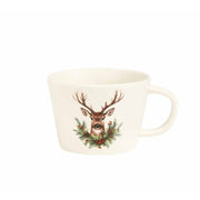 Tazza per colazione in grès con disegno di un cervo con rami e bacche natalizie.