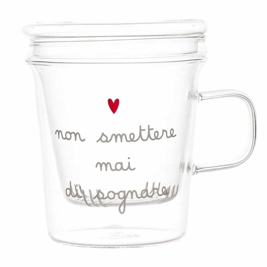 Tisaniera in vetro con filtro e coperchio decorata con scritta "non smettere mai di sognare" e cuoricino rosso.