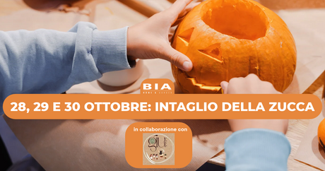 bambino che intaglia una zucca a tema halloween con le date del laboratorio di intaglio del 28, 29 e 30 ottobre