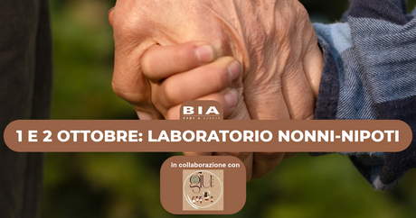 mano di uno nonno che stinge quella di un bambino con le date del laboratorio nonni-nipoti dell'uno e due ottobre