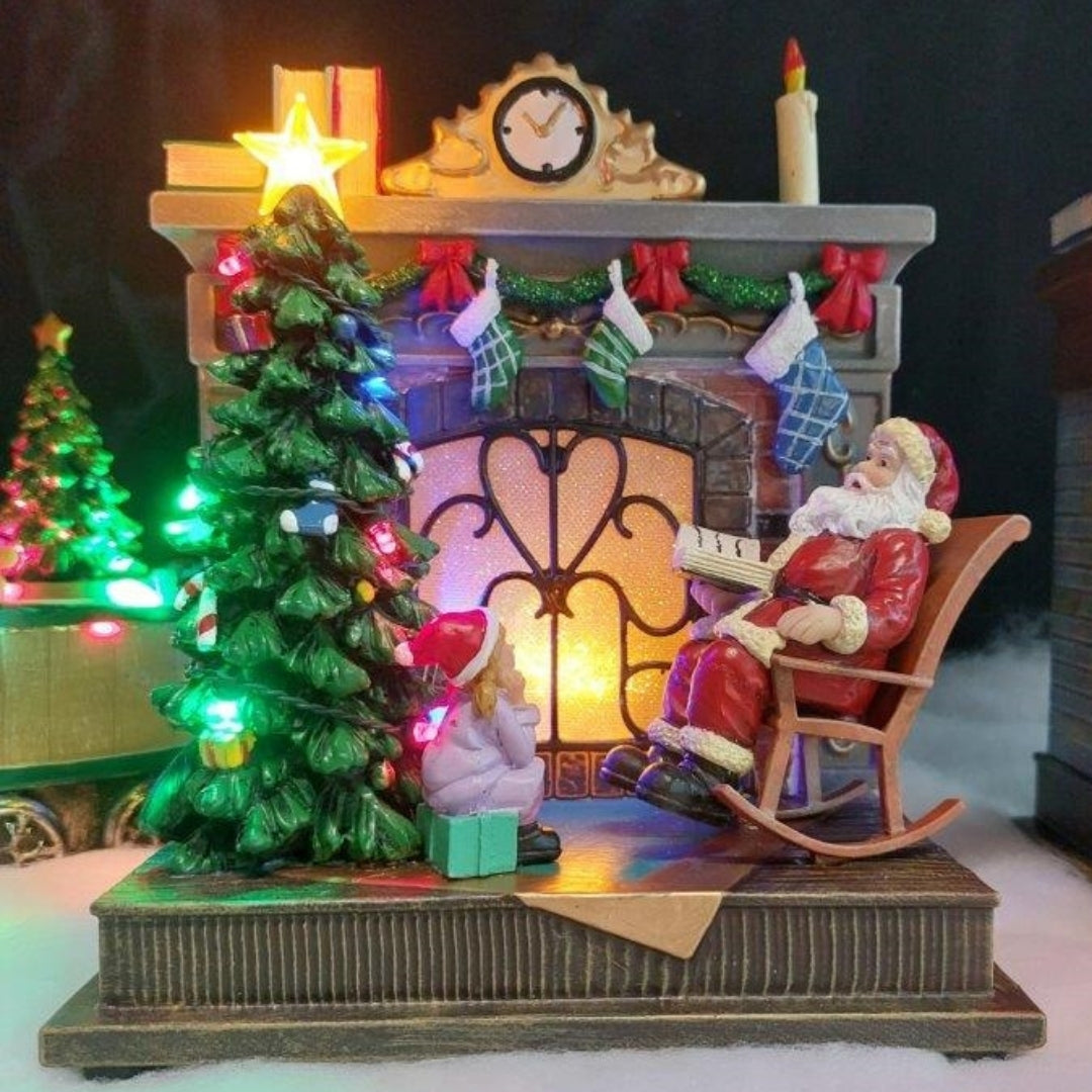 Scena di Babbo Natale con Camino e Albero Addobbato