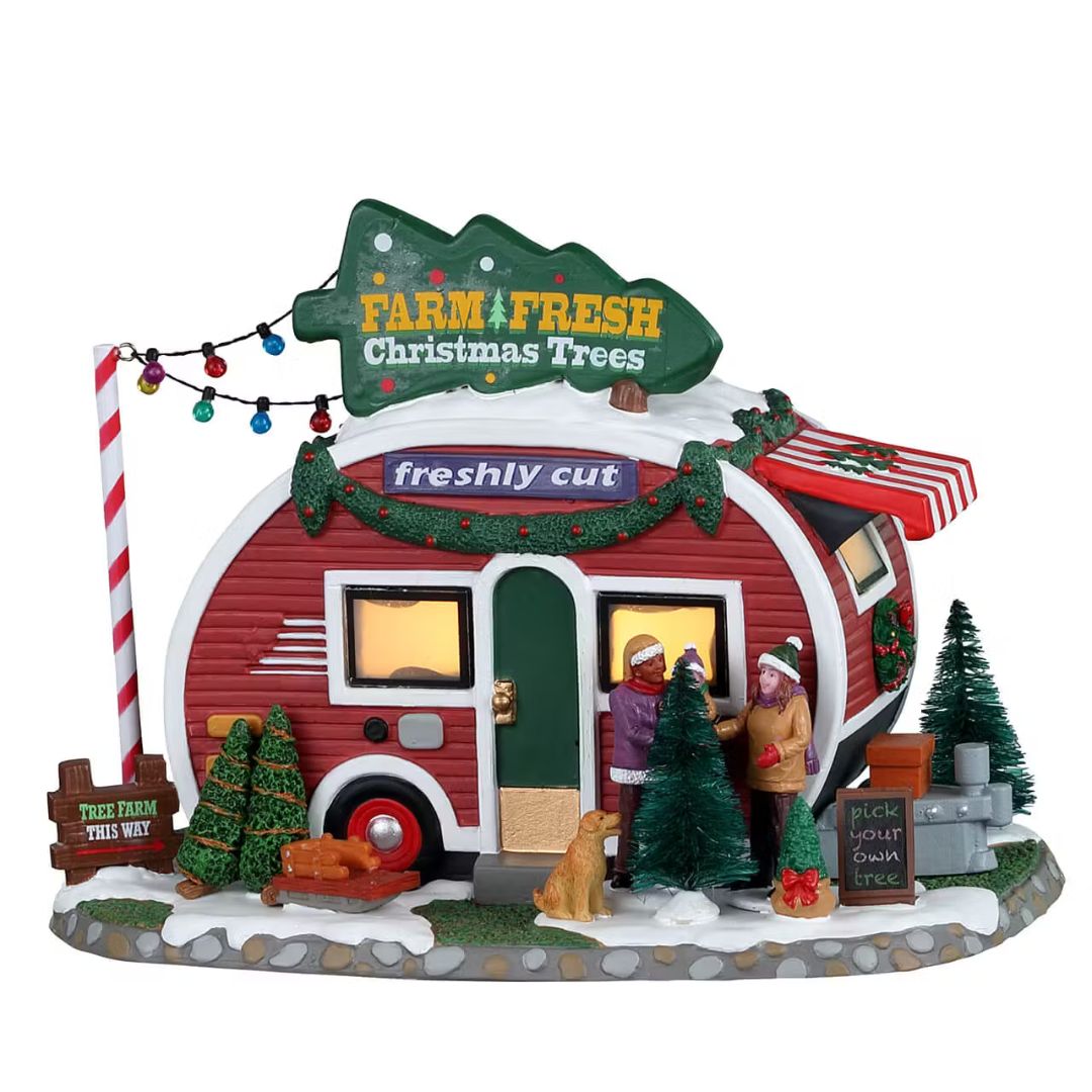 Roulotte rossa con insegna verde "Farm Fresh Christmas Trees" adibita per la vendita di alberi con decorazioni natalizie e due personaggi.