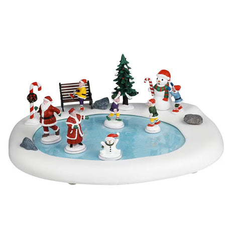 Pista di pattinaggio natalizia con Babbo Natale, pupazzi di neve e bambini che pattinano sul ghiaccio.