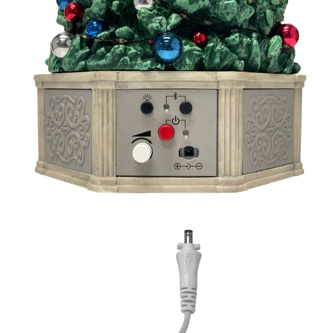 Dettaglio della base decorata dell’albero Lemax con comandi e ingresso per alimentazione esterna.