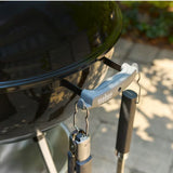 Dettaglio della maniglia laterale del barbecue a carbone Weber Original Kettle con ganci portautensili