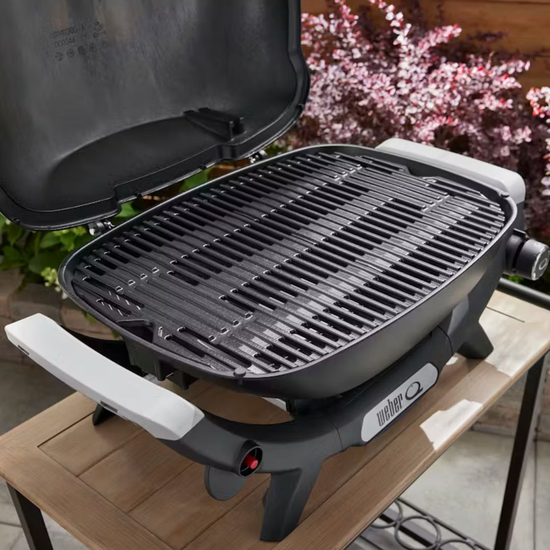 Barbecue a gas Weber Q 2100 aperto con griglia di cottura visibile