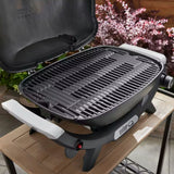 Barbecue a gas Weber Q 2100 aperto con griglia di cottura visibile