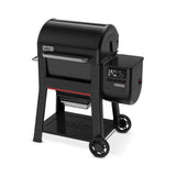 Barbecue a pellet Weber Searwood nero in vista angolare con centralina laterale