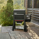 Barbecue a pellet Weber Searwood posizionato su un patio esterno