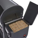 Dettaglio del serbatoio laterale del barbecue a pellet Weber Searwood aperto con pellet visibili
