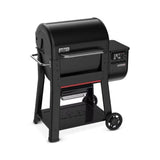 Barbecue a pellet Weber Searwood nero in vista tre quarti con ruote laterali