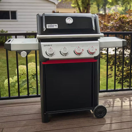 Barbecue a gas Weber Spirit E-435 nero posizionato su una terrazza esterna