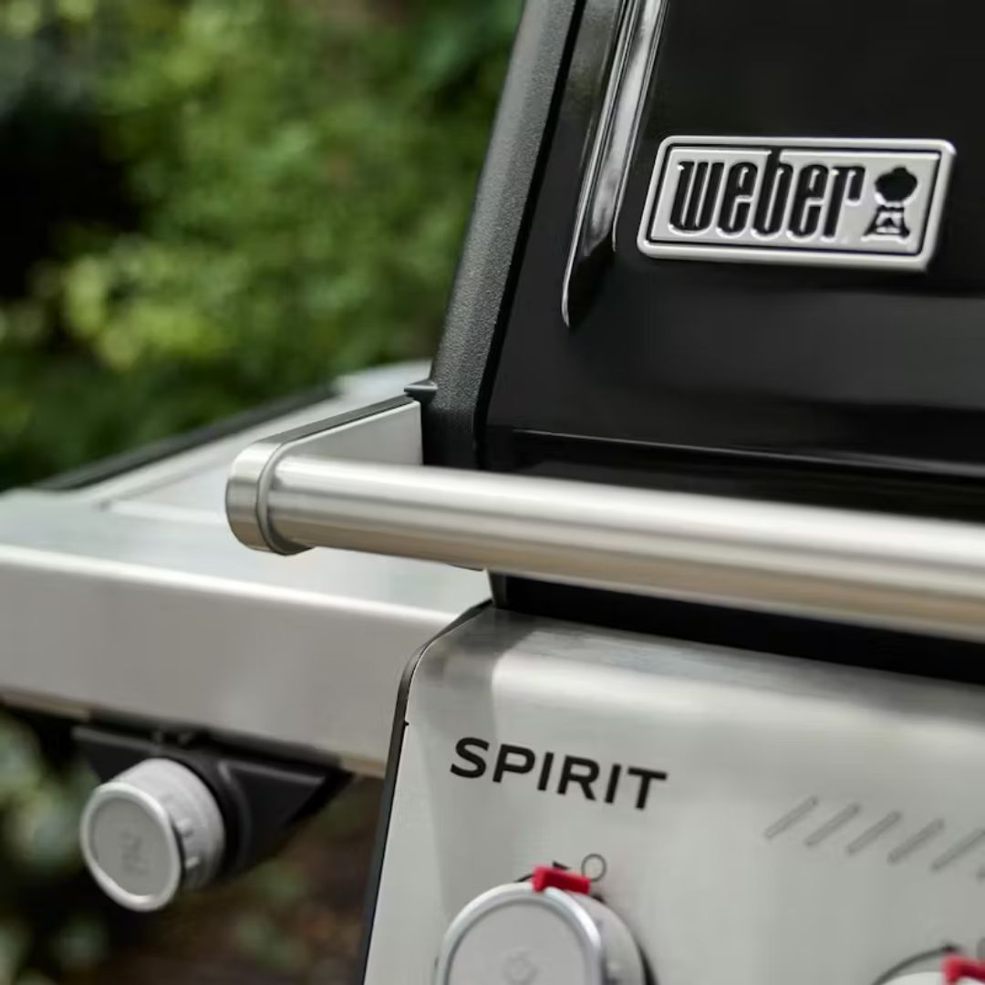 Dettaglio della maniglia frontale e del ripiano laterale del barbecue a gas Weber Spirit E-435
