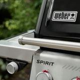 Dettaglio della maniglia frontale e del ripiano laterale del barbecue a gas Weber Spirit E-435