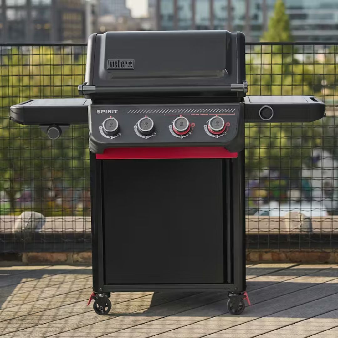 Barbecue a gas Weber Spirit EPX-435R nero posizionato su una terrazza esterna