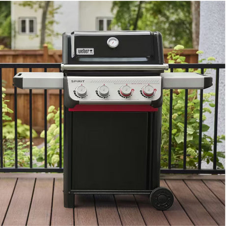 Barbecue a gas Weber Spirit E-425 nero posizionato su una terrazza esterna
